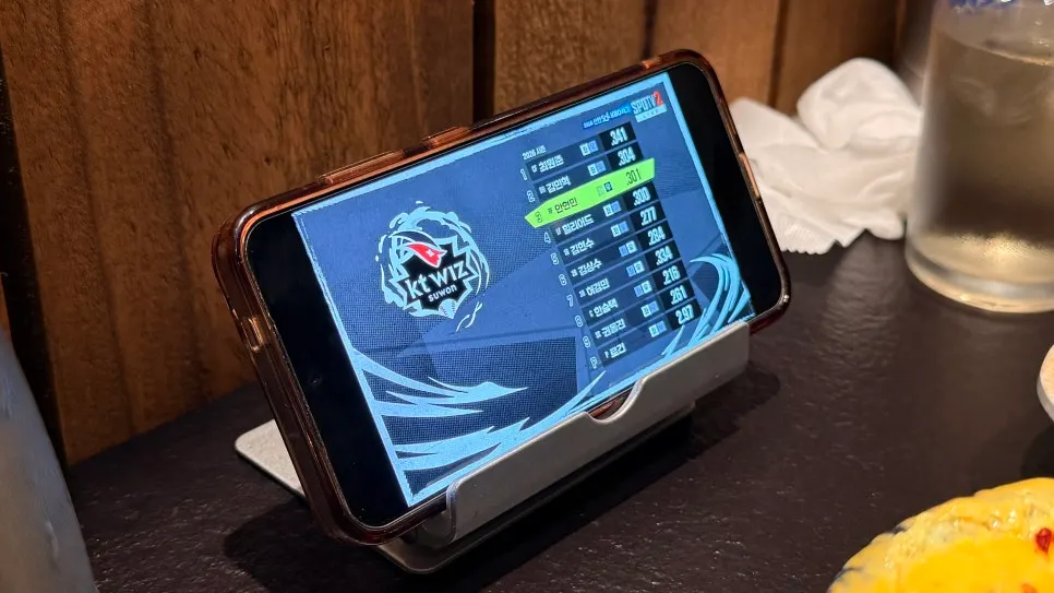 태블릿 거치대를 놓아준 홍교집 테이블