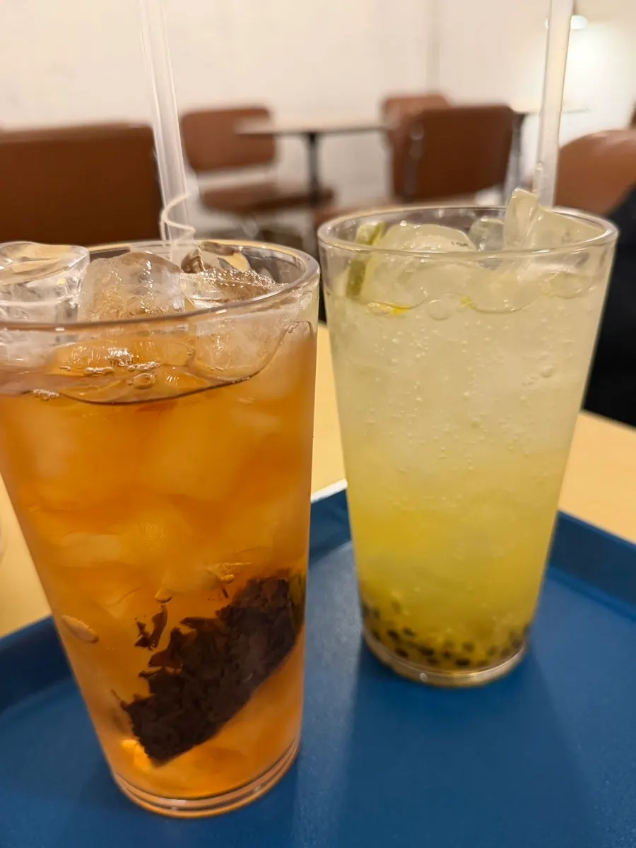 패션후르츠 에이드와 피치우롱티 아이스