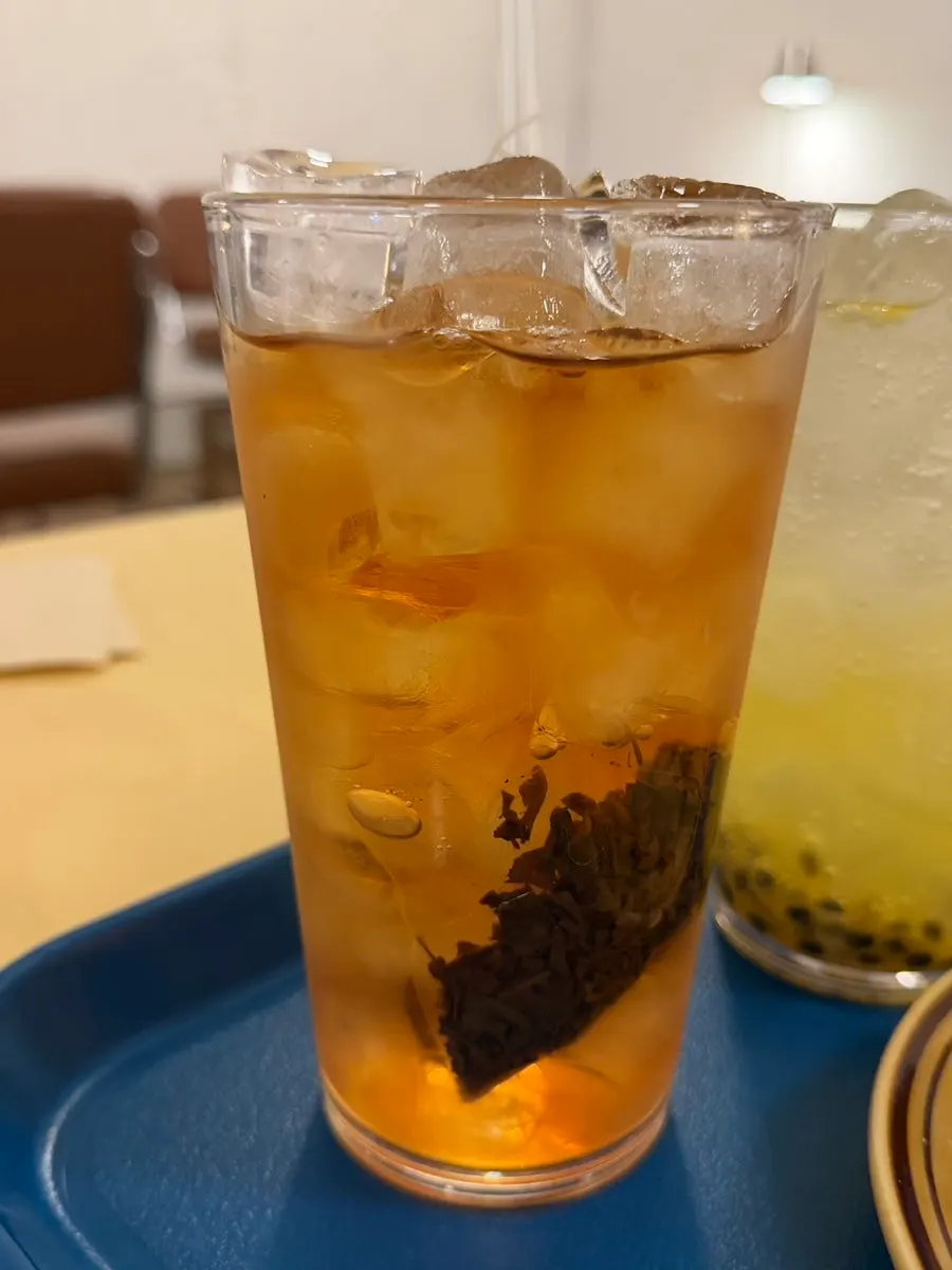 바닐라 아이스크림이 올라간 홍라드 브라우니