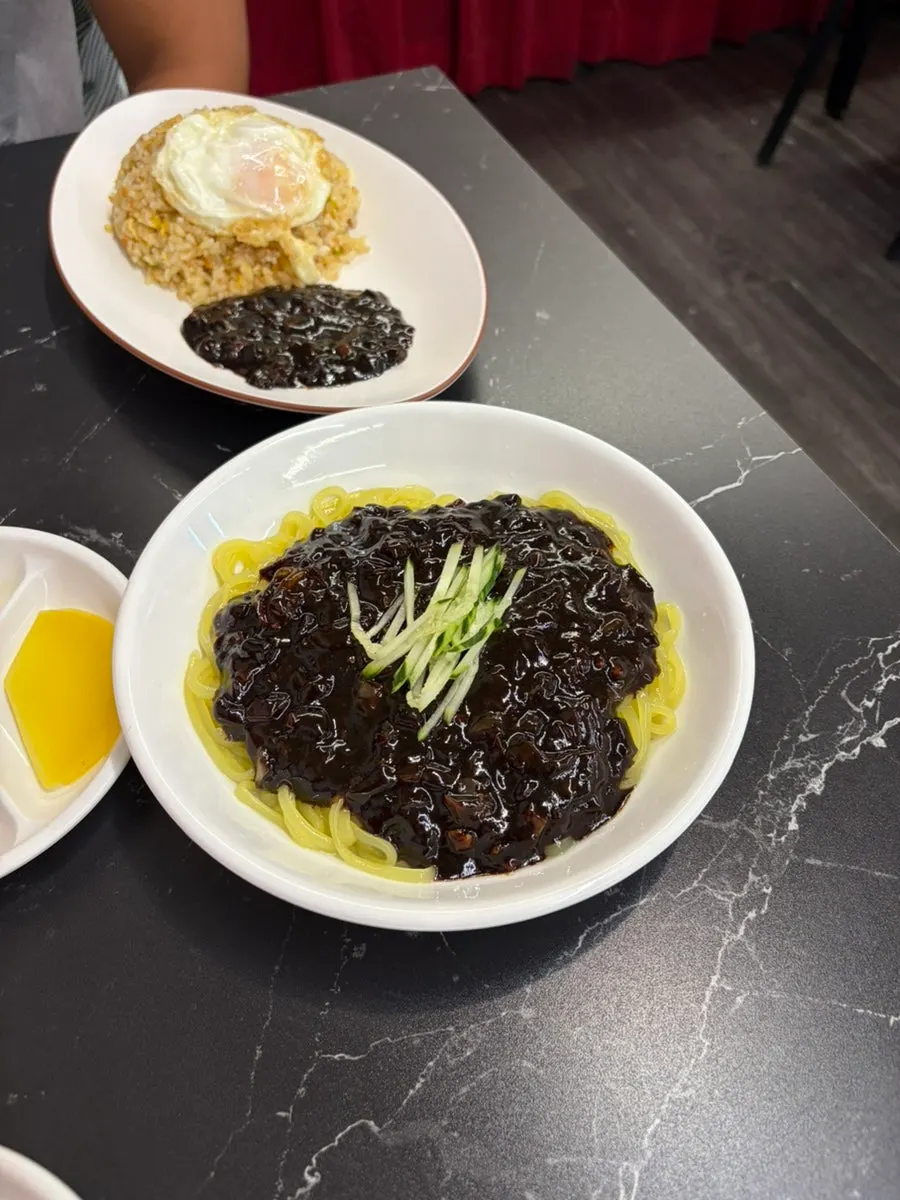 노릇하게 구워진 군만두 5피스