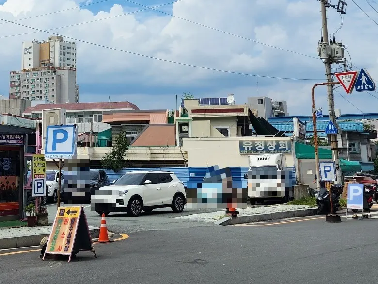 Near the Gupo Market parking lot across from Hongmigwan