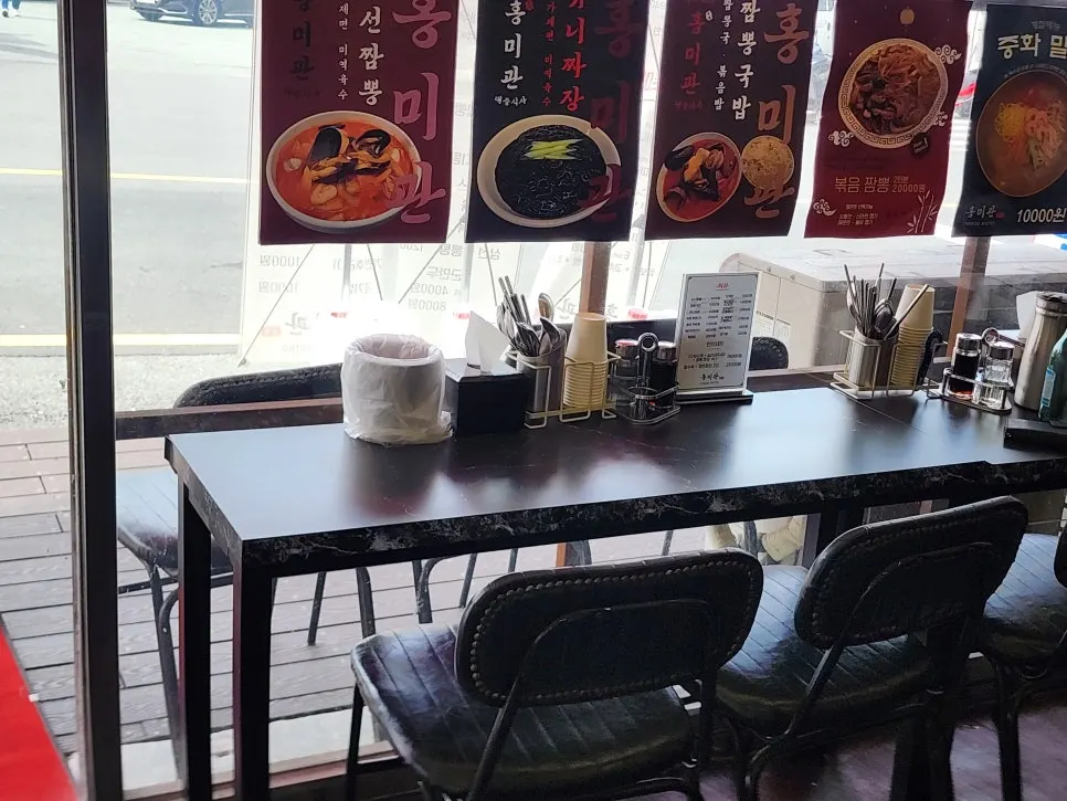 Inside Hongmigwan with tables for four