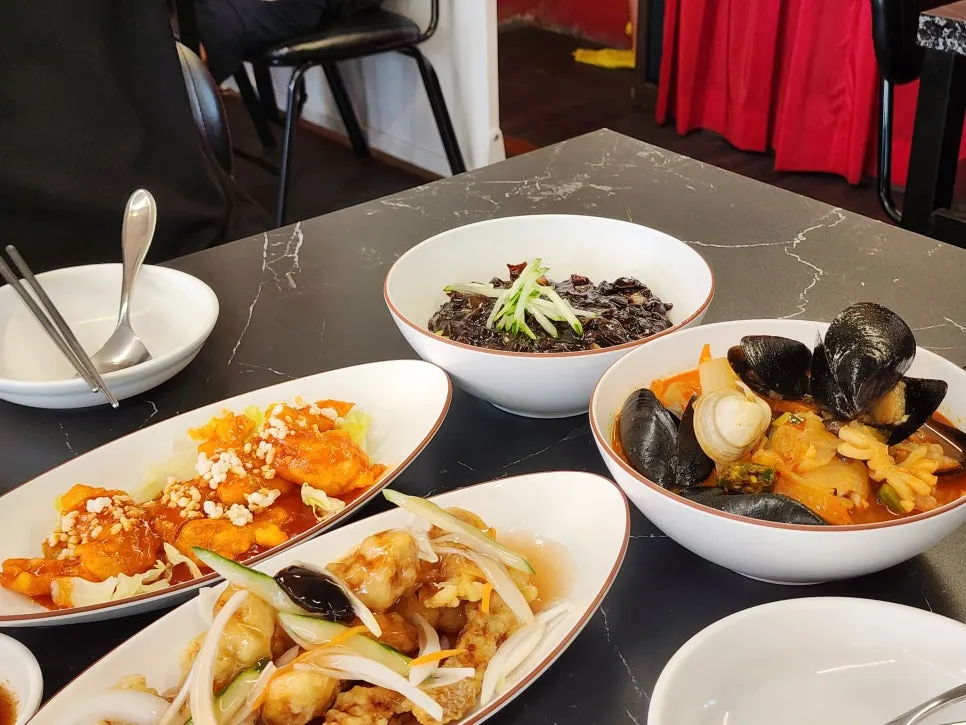 Hongmigwan's ₩26,000 lunch set spread