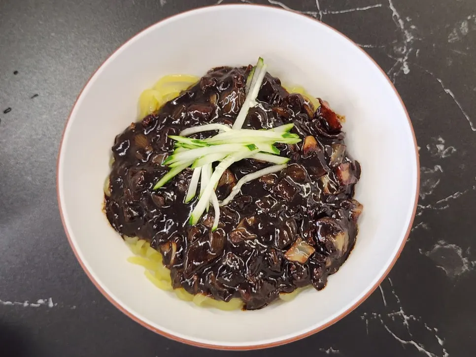 Hongmigwan's jjajangmyeon mixed with chili powder