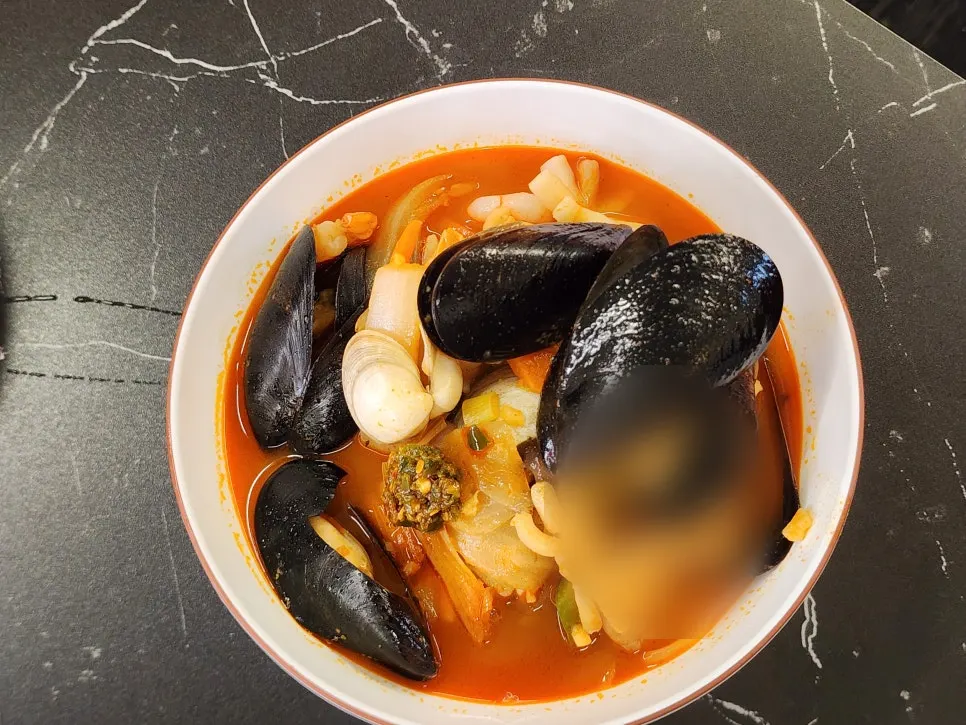 Hongmigwan's jjamppong with seafood and vegetables
