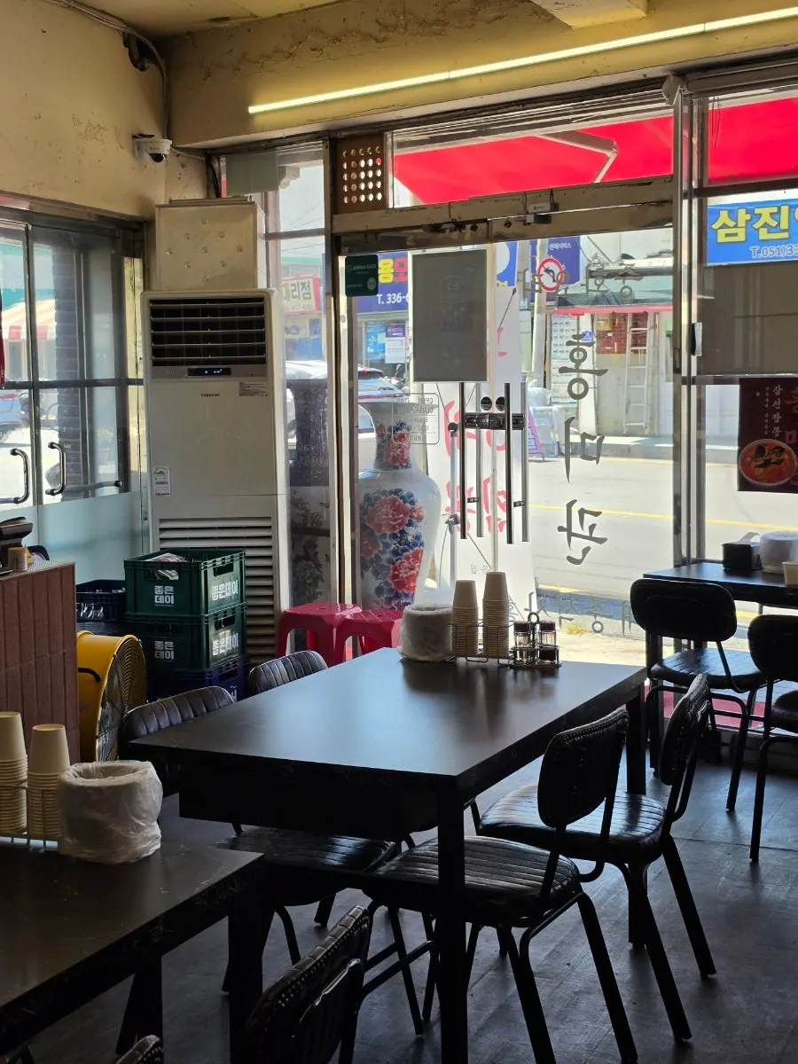 Interior of Hongmigwan with about six tables
