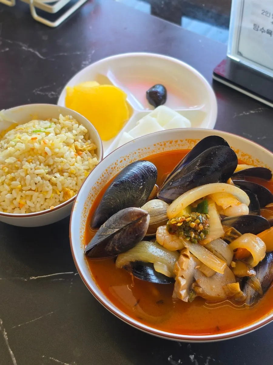 Jjamppong-bap set with fried rice and jjamppong broth served separately