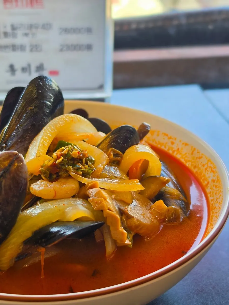 Seafood-packed jjamppong broth at Hongmigwan