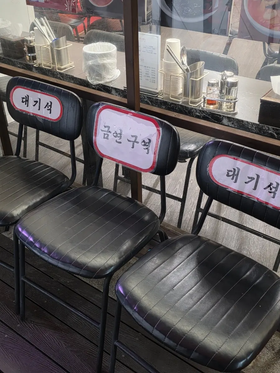 순서대로 입장하는 홍미관 출입구
