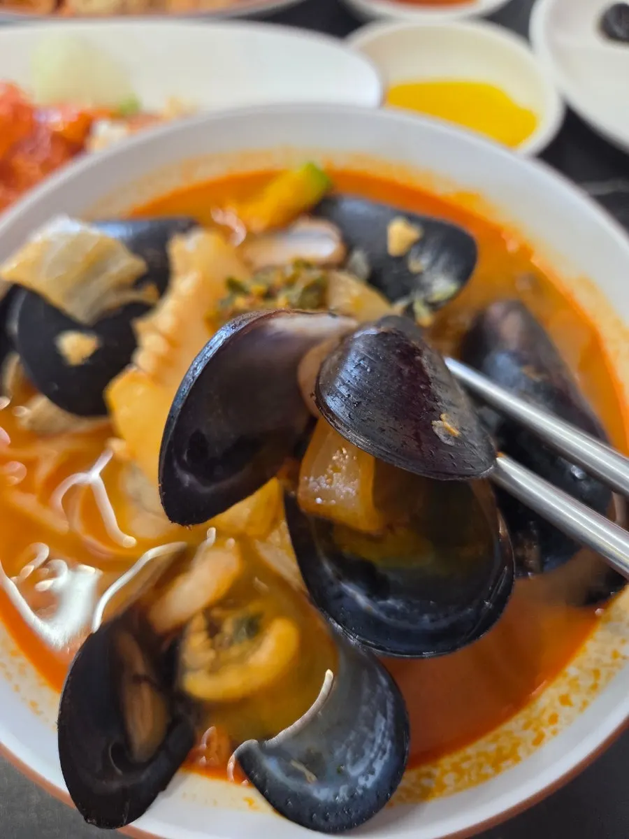 짬뽕 면과 국물을 뜬 모습