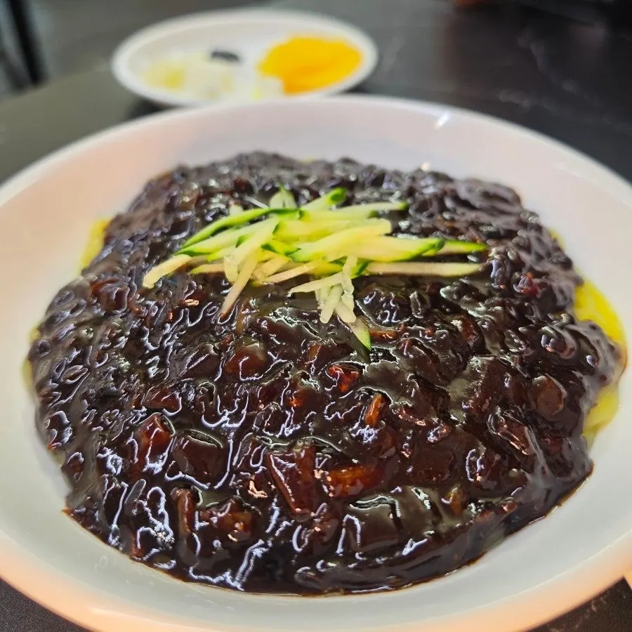 A bowl of uni-jjajang at Hongmigwan