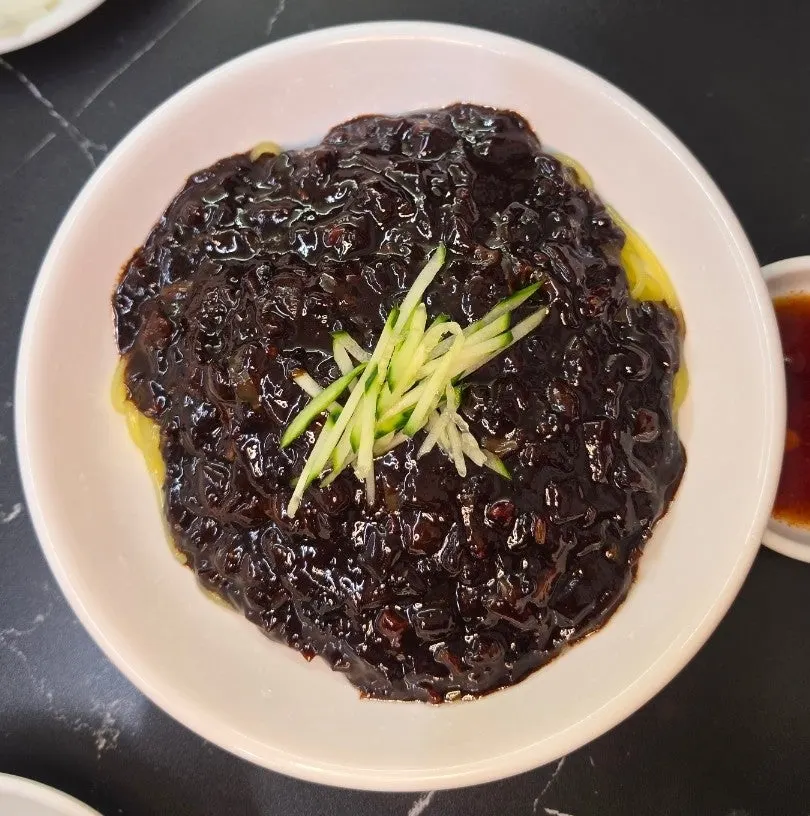 Handmade noodles lifted from the uni-jjajang