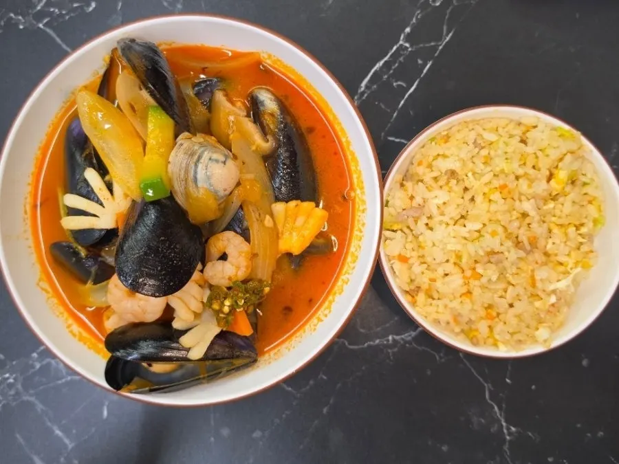 Hongmigwan's jjamppong-guksu and fried rice set
