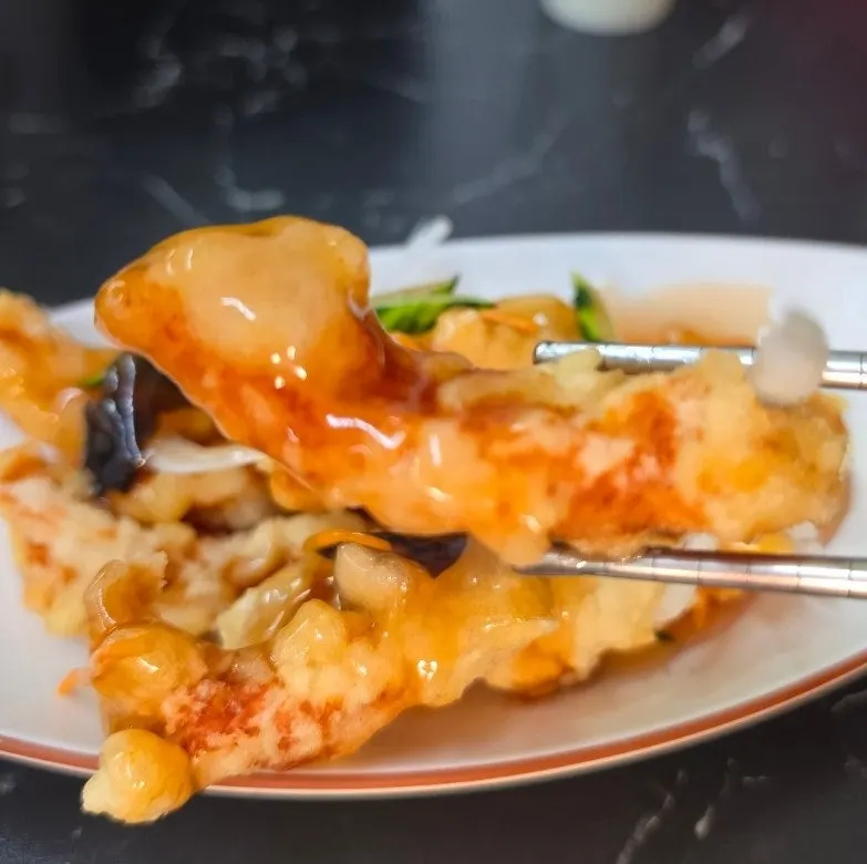 Crispy fried tangsuyuk with dipping sauce