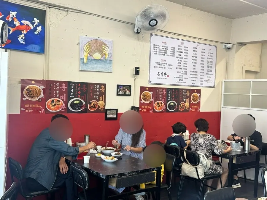 Hongmigwan menu listing yunijjajang, samseon jjamppong, and jjamppong gukbap