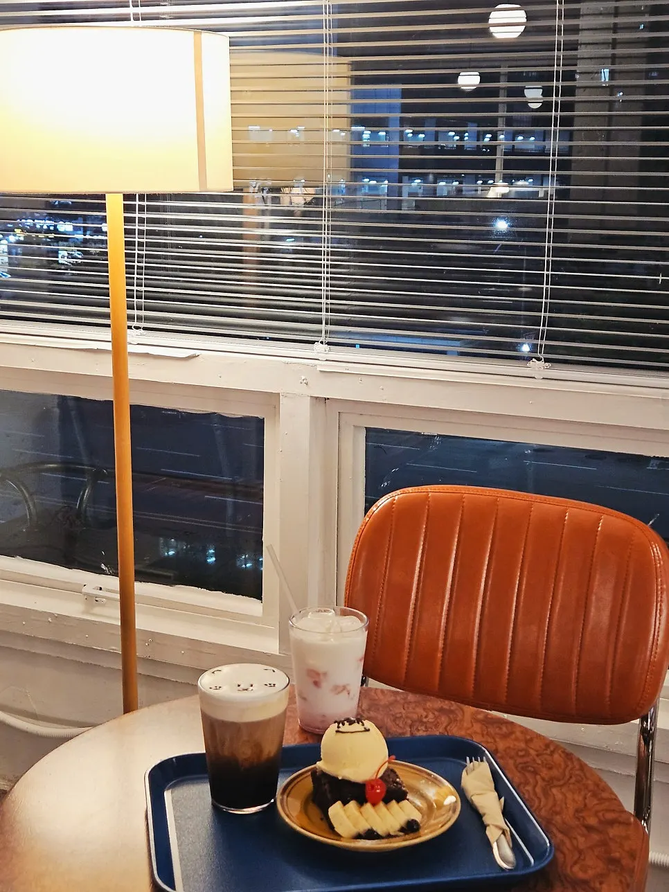 Vintage-mood café space at Hongrad Mangpo Station Branch