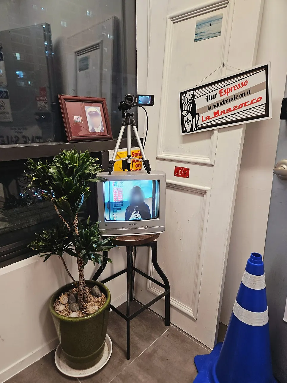 Vintage interior at the 4th-floor entrance of Hongrad Mangpo Station Branch