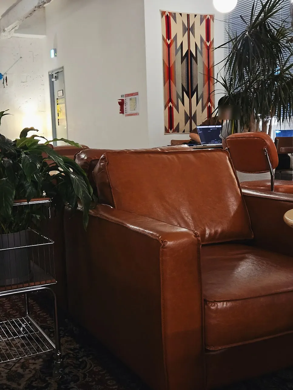 Seating area with soft sofas at Hongrad Mangpo Station Branch