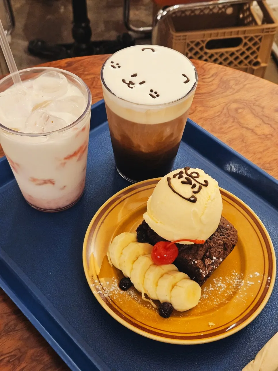 Table with strawberry latte, bear-art einspänner, and brownie order at Hongrad Mangpo Station Branch