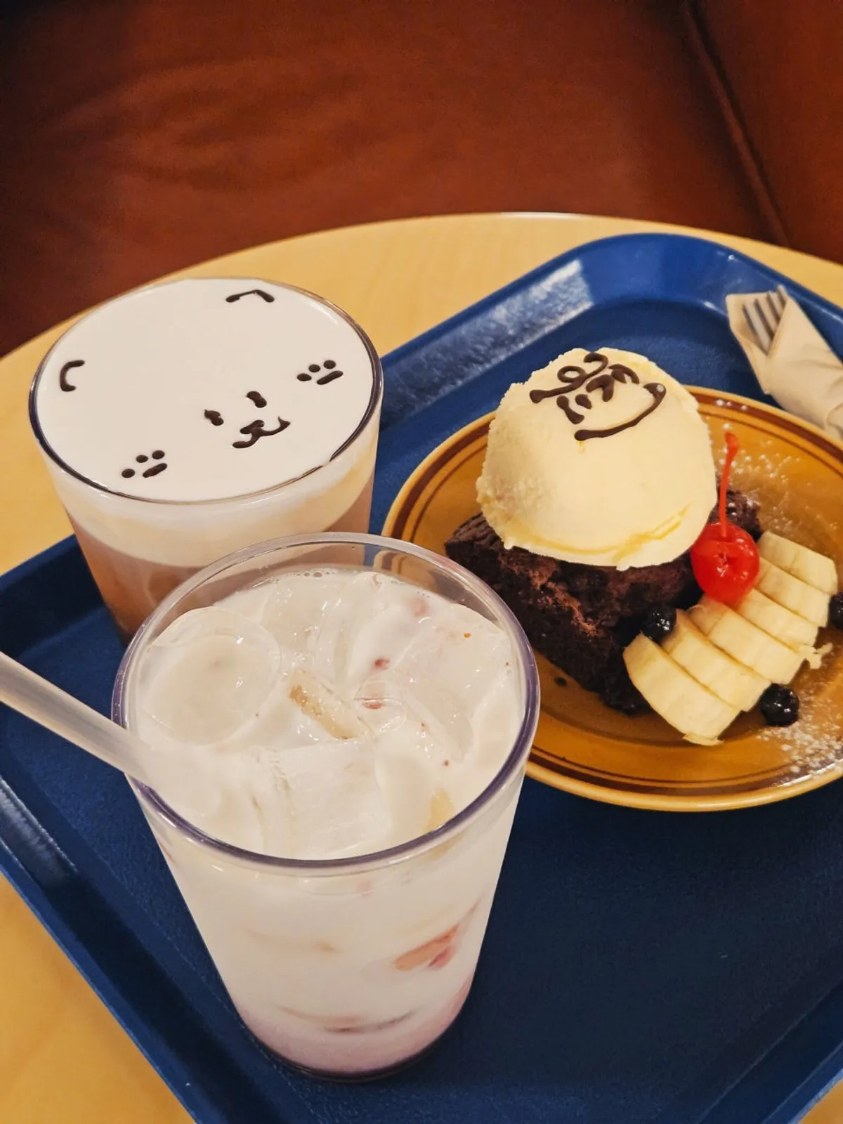 Table with strawberry latte and brownie together