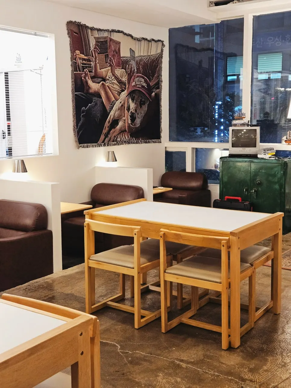 Sofa seating at Hongrad Mangpo Station Branch that looks great for working alone