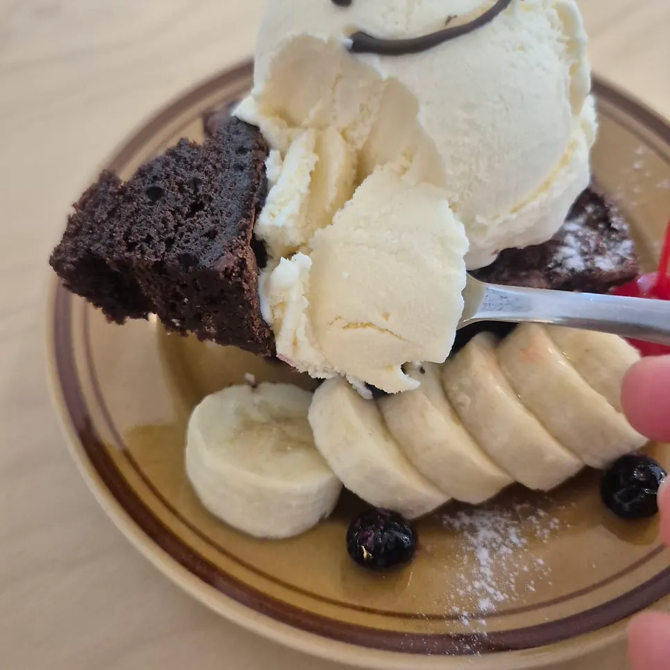 Hongrad Brownie with vanilla ice cream and fruit