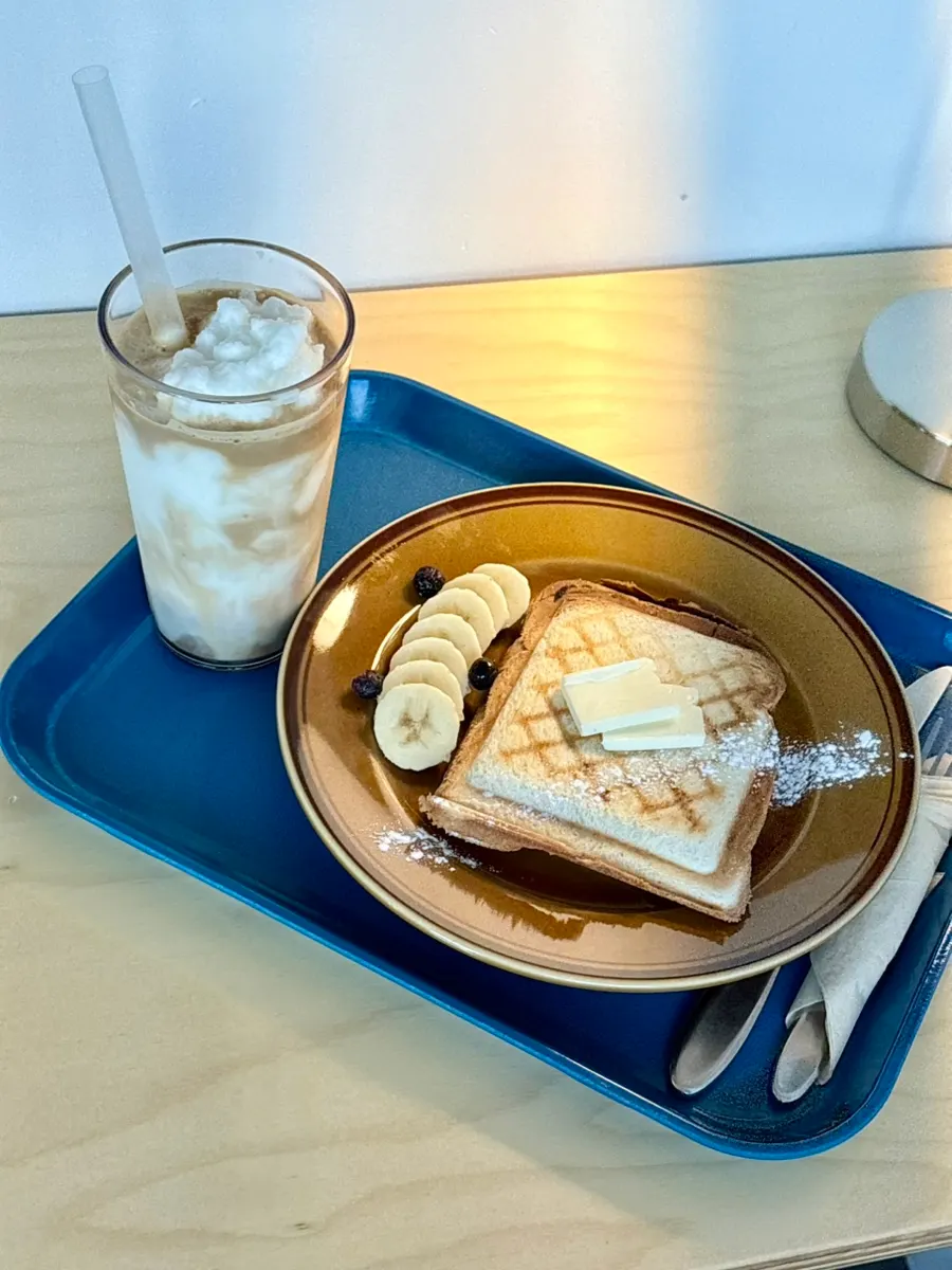 코코넛라떼와 카야토스트 테이블 세팅