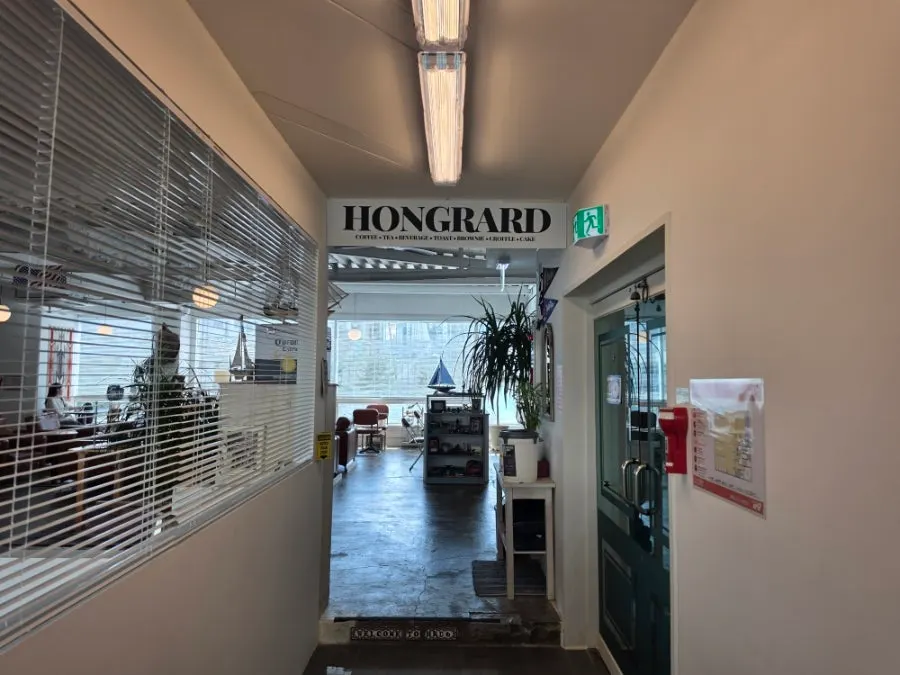 Entrance view of Hongrad Mangpo Station Branch café