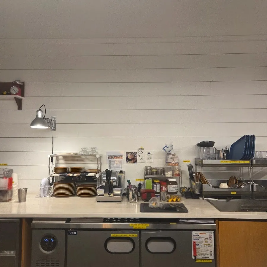 Nighttime atmosphere at Hongrad Mangpo Station Branch café