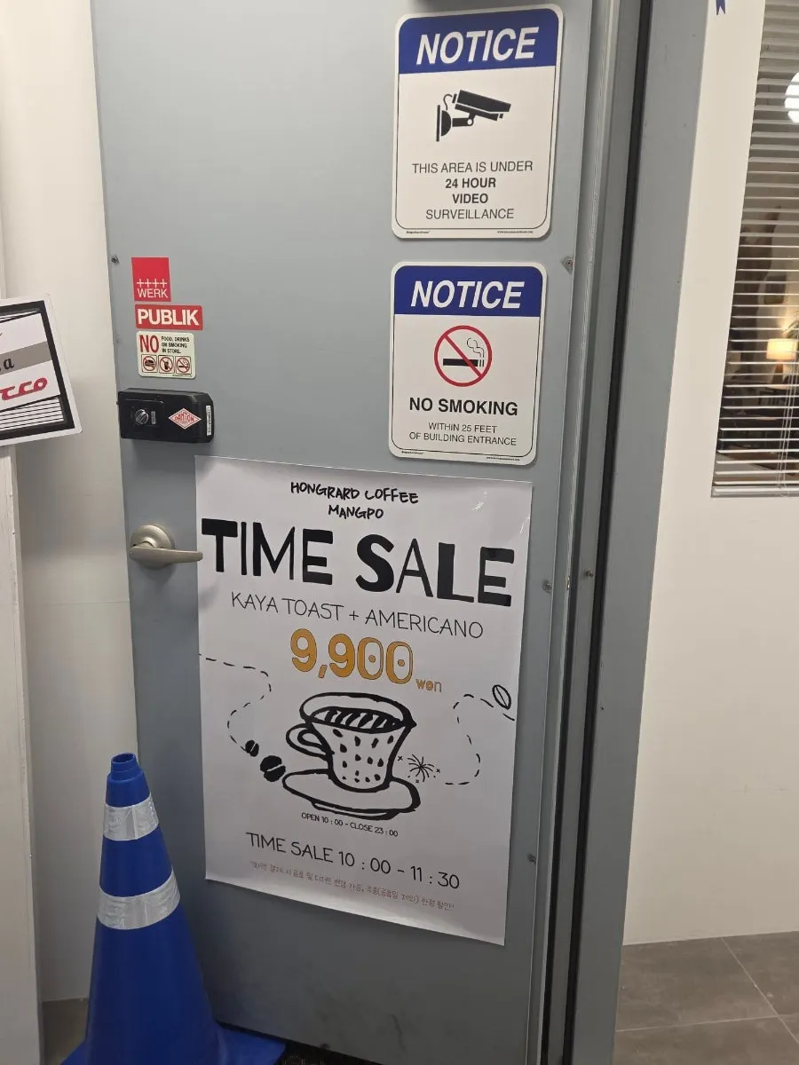 Business hours sign at Hongrad Mangpo Station Branch