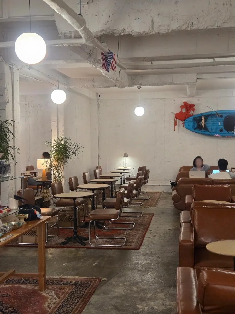 Sofa seating area at Hongrad Mangpo Station Branch