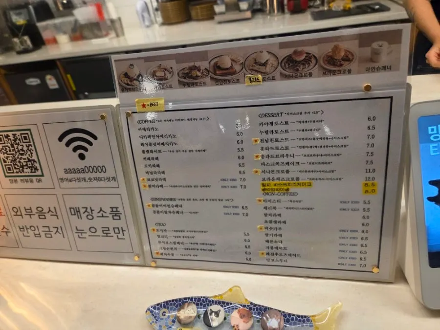Hongrad Coffee dessert menu board