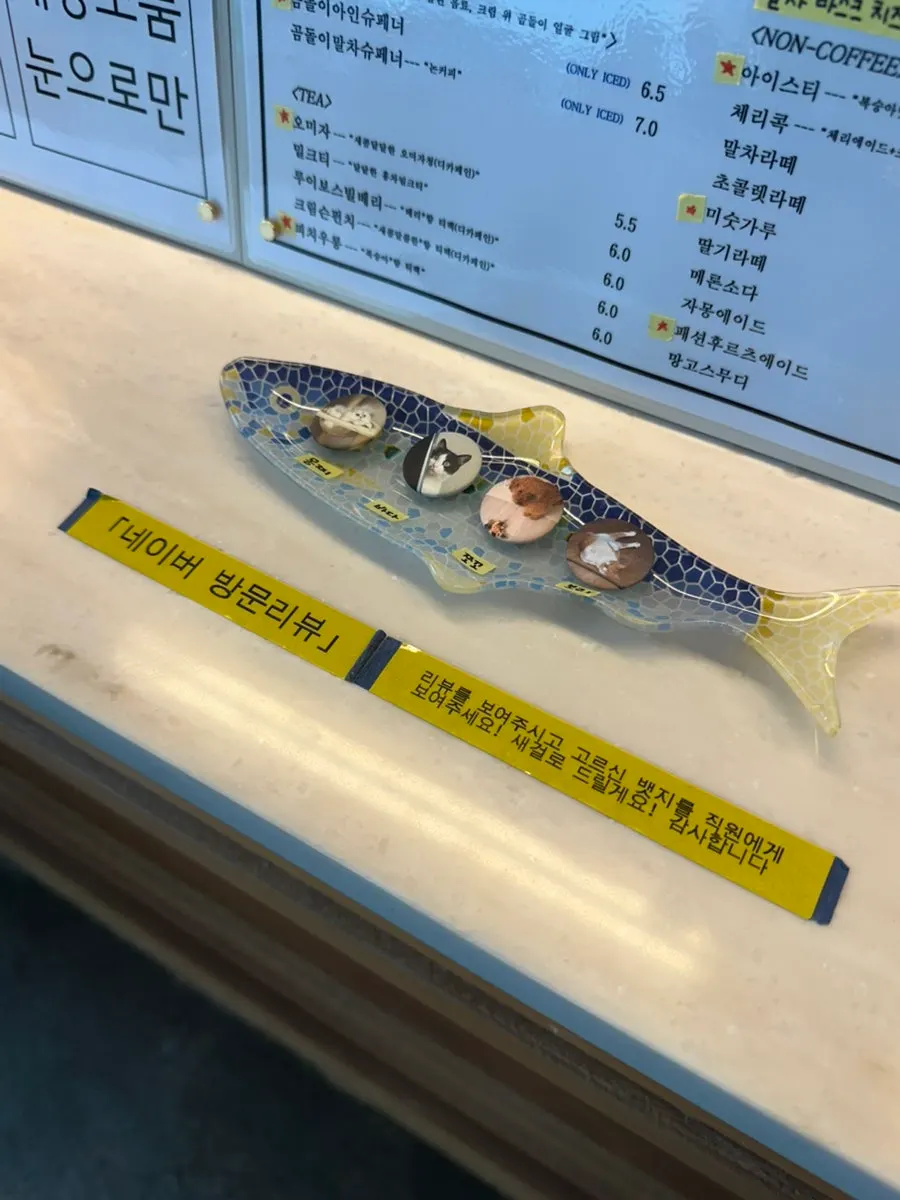 레트로 소품으로 꾸며진 카페 내부