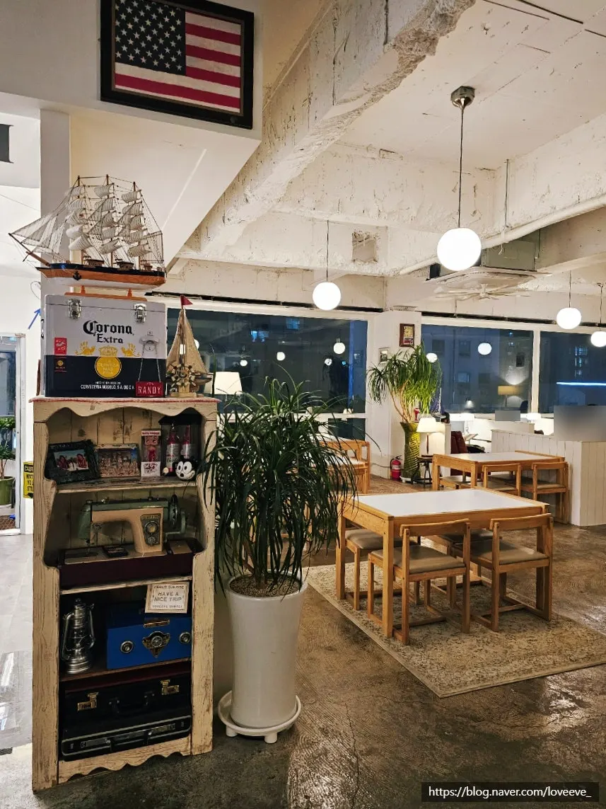 Interior of Hongrad Mangpo Station Branch café