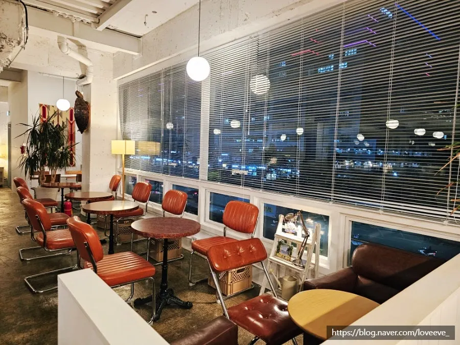 Café interior showing window seats