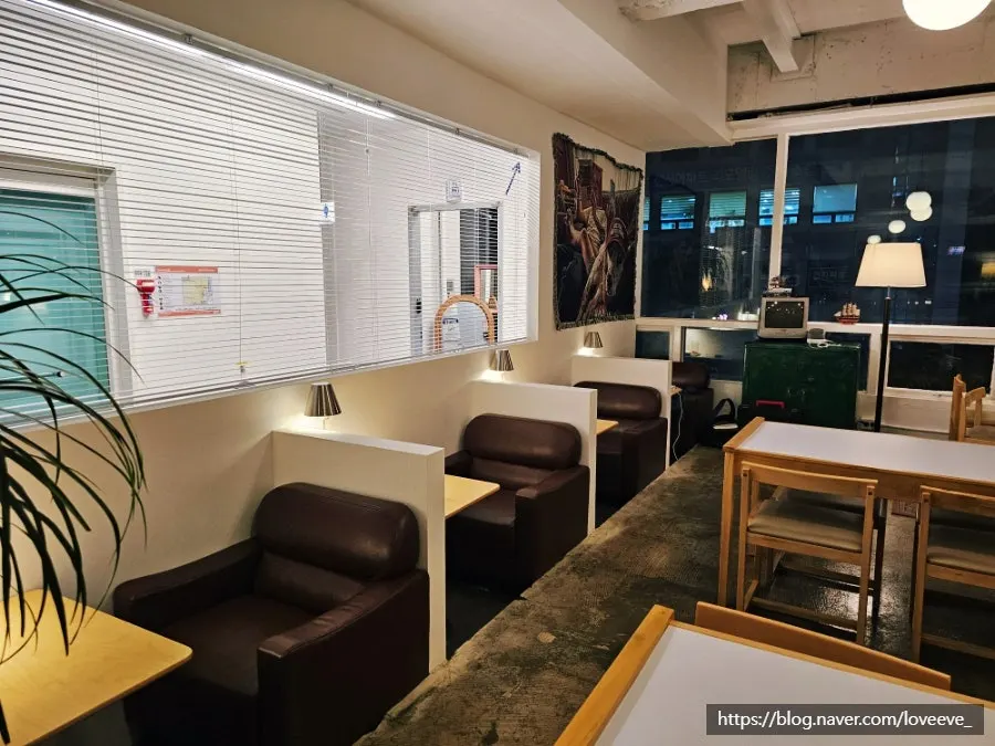Hall with a four-person table and sofa seats