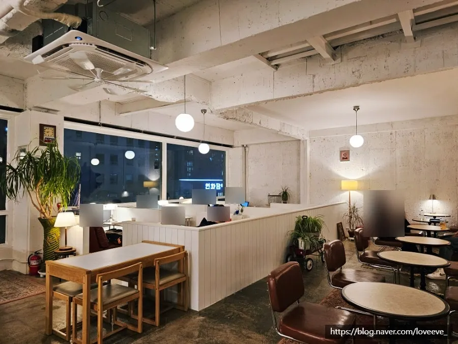 Café seating layout with group seats