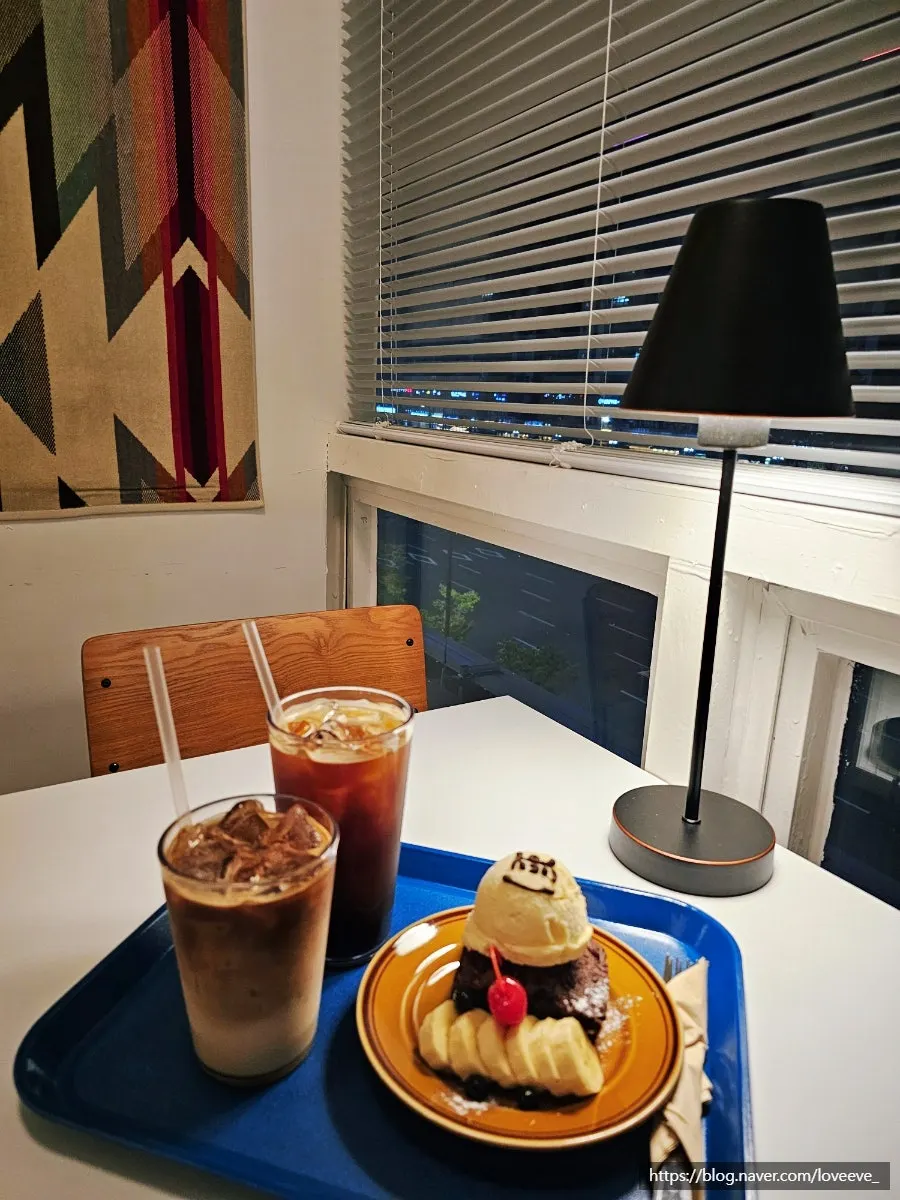 Full shot of iced americano, mocha latte, and brownie