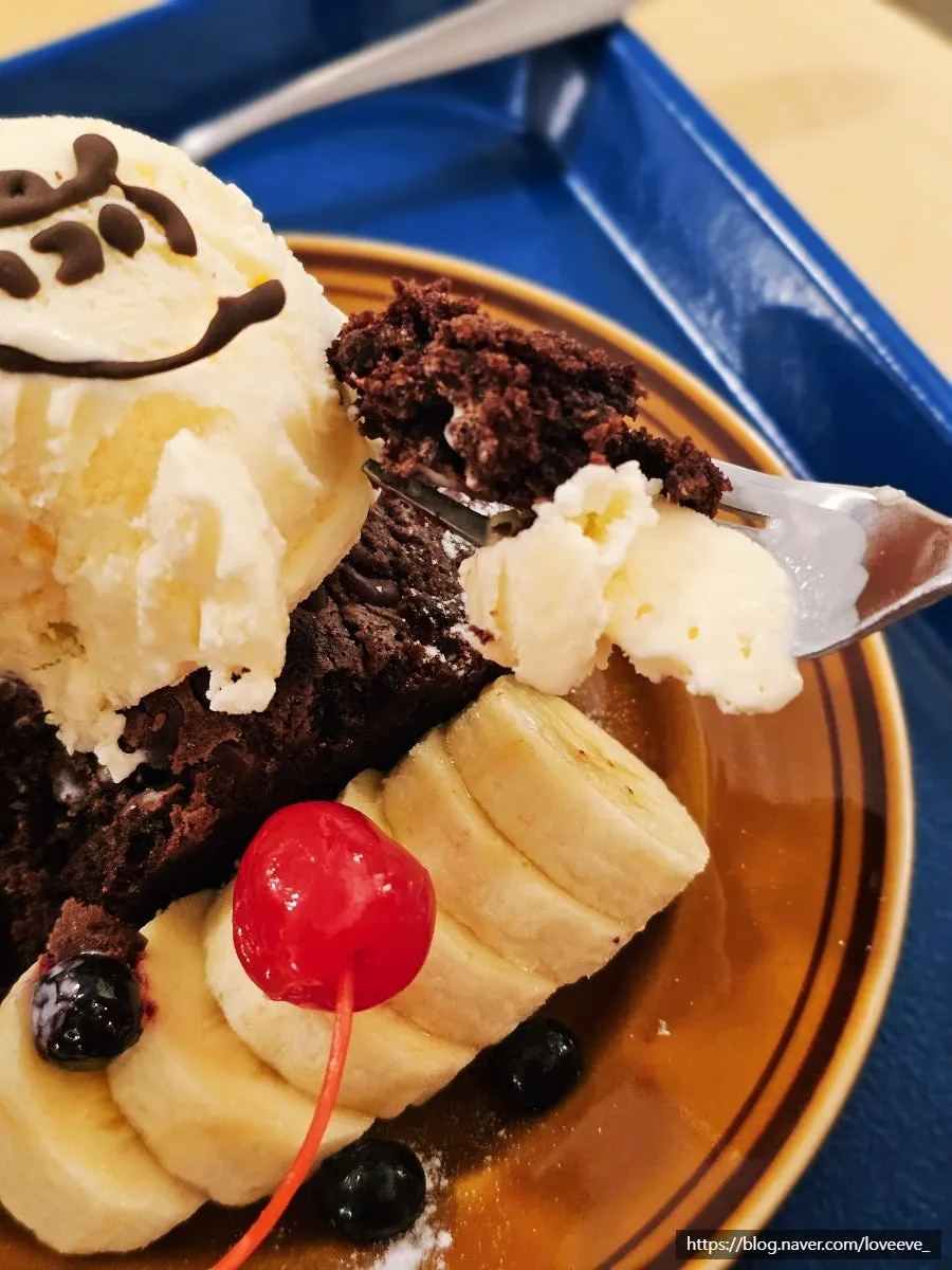 Hongrad brownie topped with ice cream and fruit