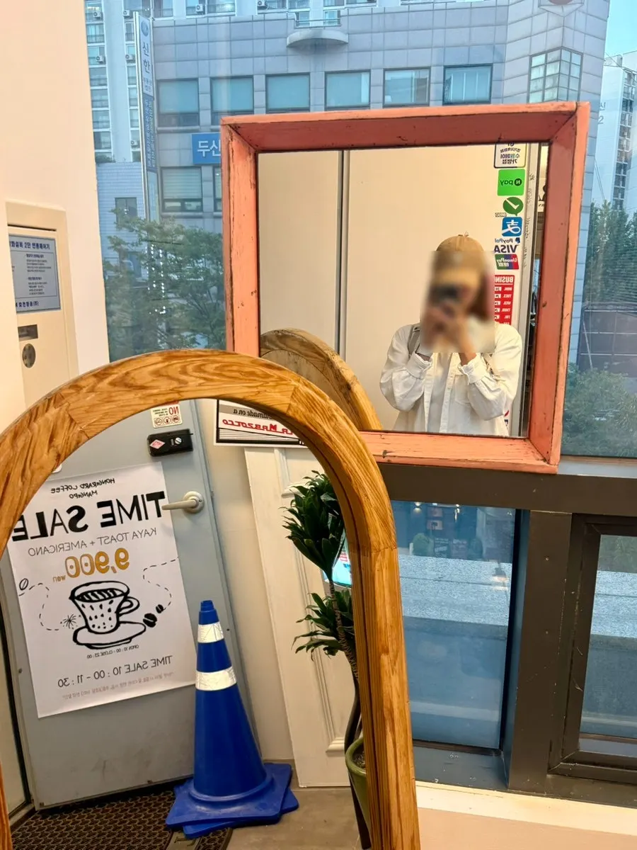 Photo zone visible right after stepping off the elevator