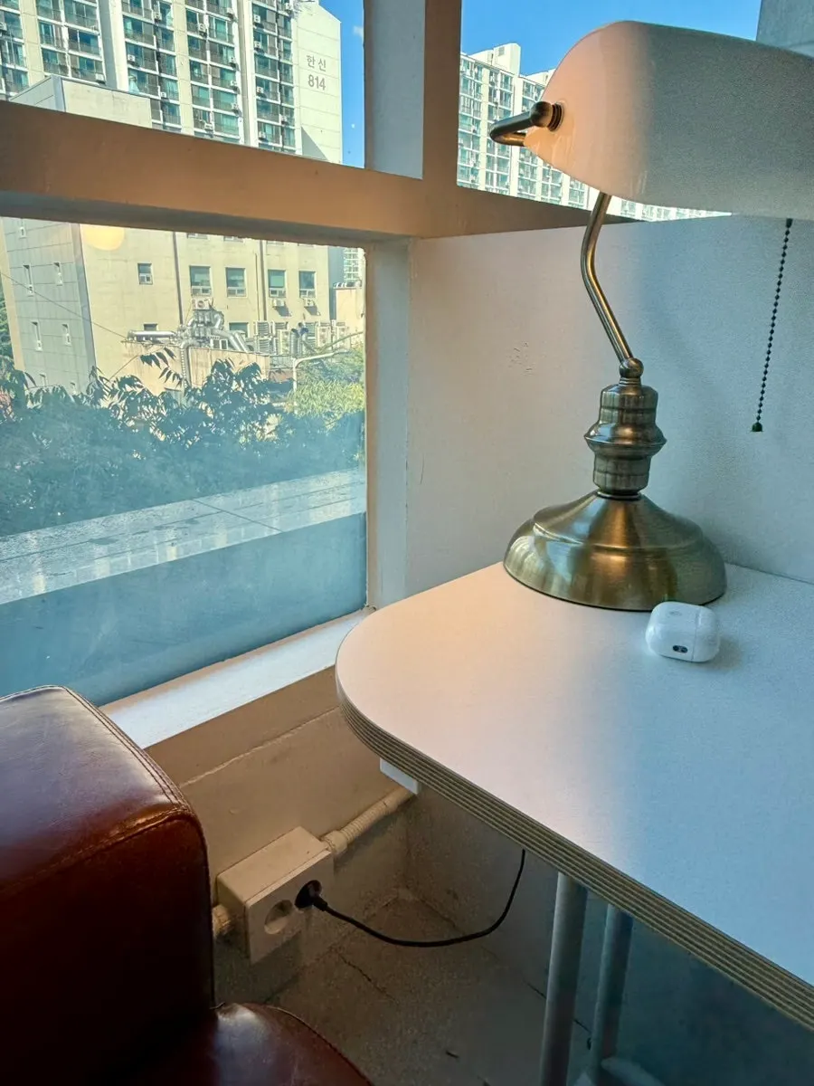 Row of solo seats facing the floor-to-ceiling windows