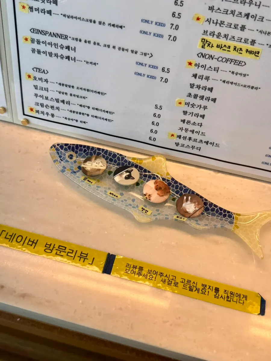 Pin badges of the staff's dogs and cats, given out for Naver reviews