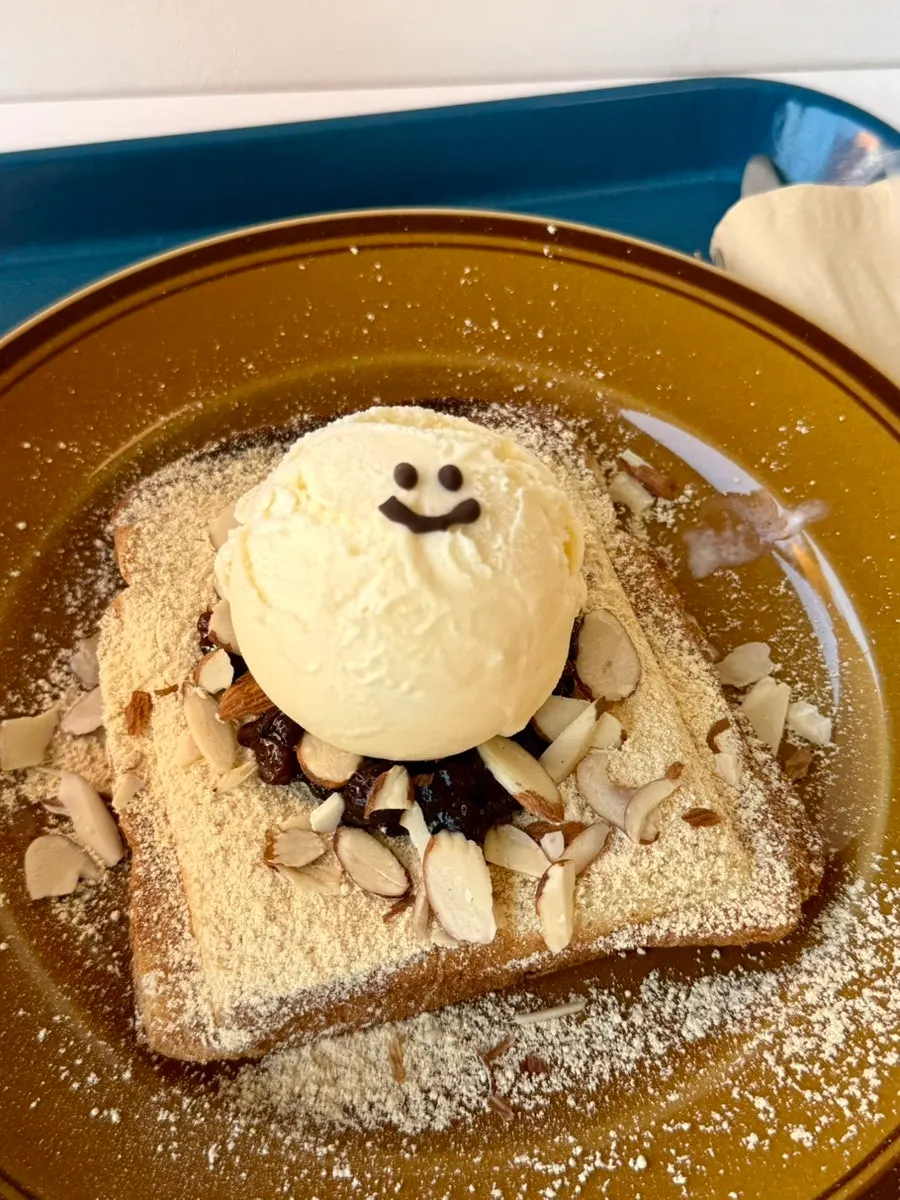 Hongrad toast topped with soybean powder and ice cream