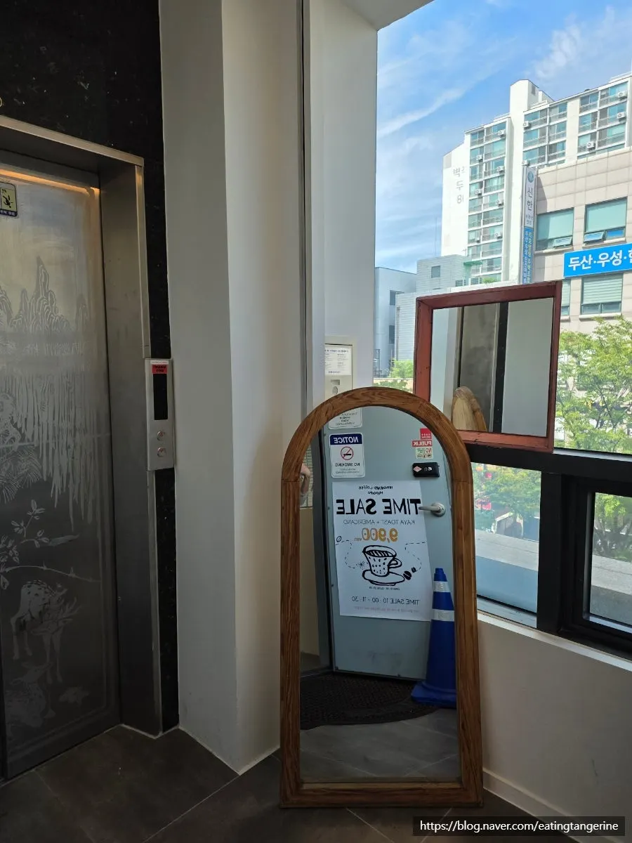 Mirror and TV area at the entrance of Hongrad Mangpo Station Branch