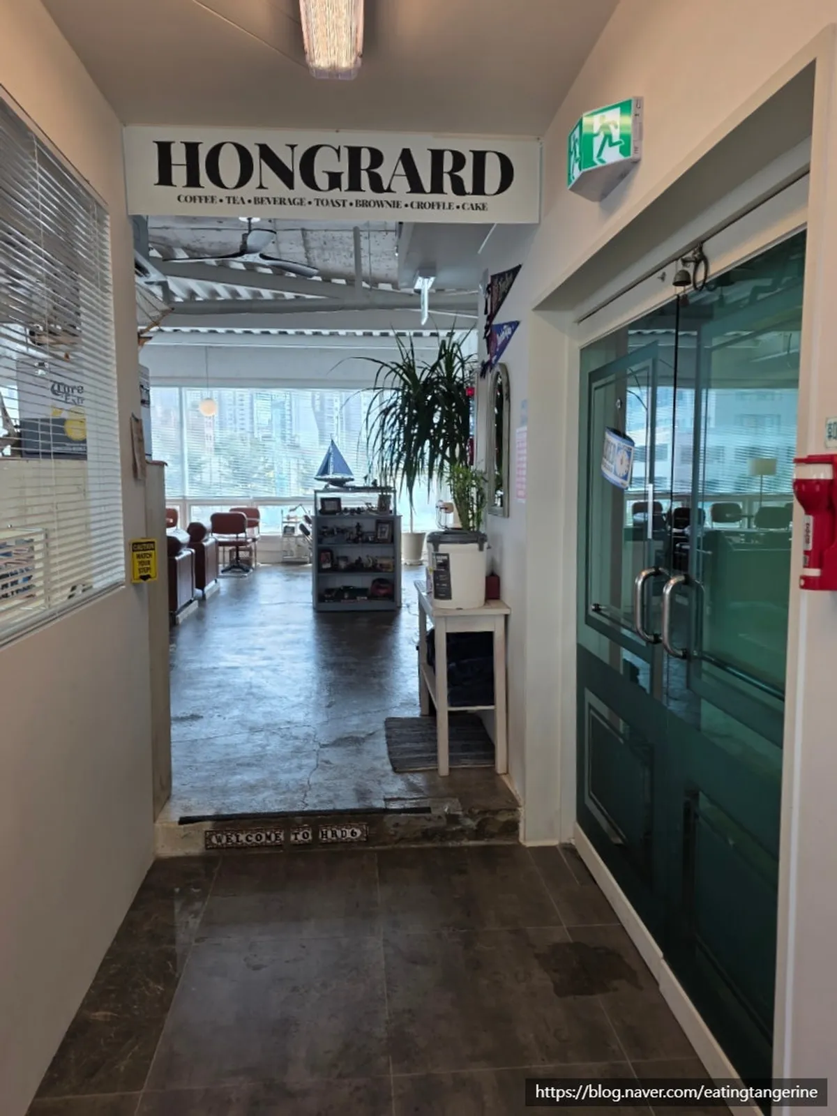 Café entrance of Hongrad Mangpo Station Branch with a step