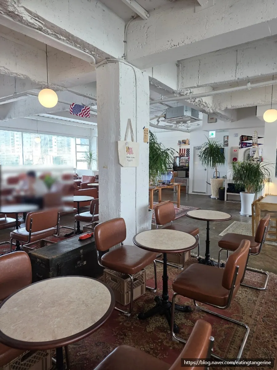 Interior of Hongrad Mangpo Station Branch with American-style decor