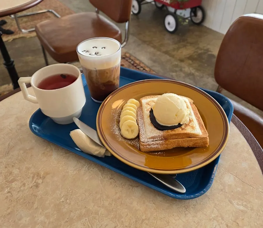 Einspänner, omija tea, and Hongrad toast laid out on the table