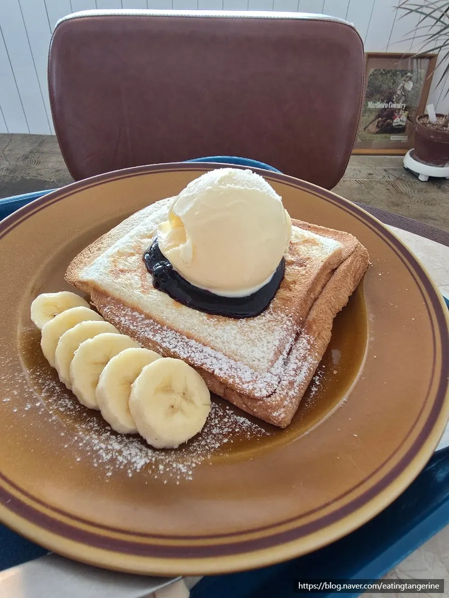 Hongrad toast topped with cream cheese, banana, and ice cream