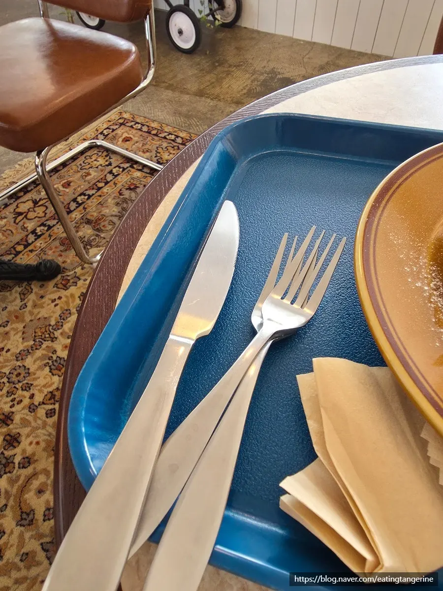 Dessert and drinks on a table with two forks
