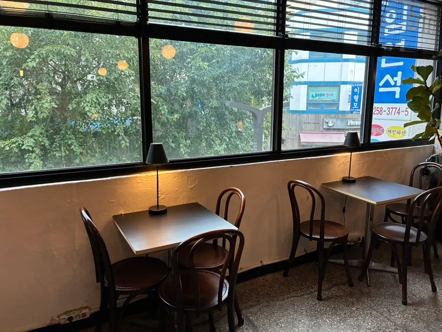 Café interior decorated in black and white